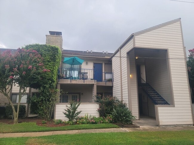 property at 7076 N Holiday Dr