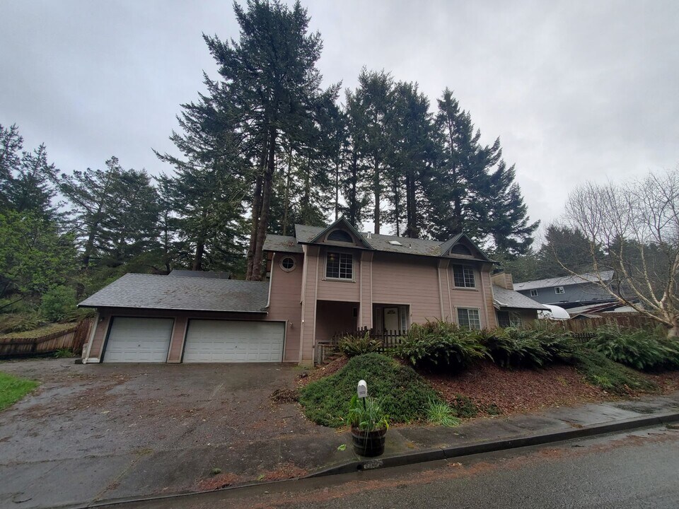 7025 London Dr in Eureka, CA - Building Photo