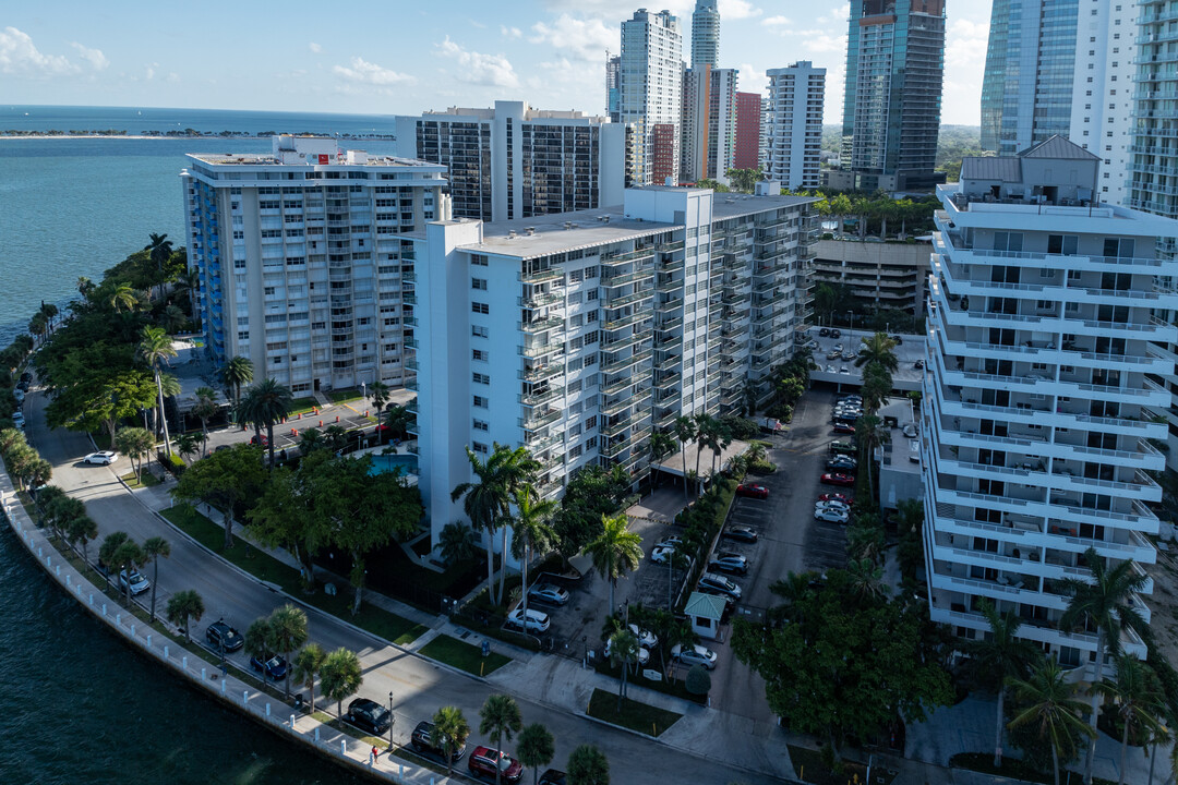 Brickell Bay Towers Condominium in Miami, FL - Building Photo