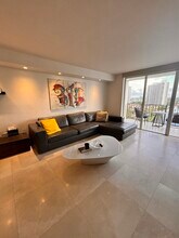 2181 NE 167th St in North Miami Beach, FL - Foto de edificio - Building Photo