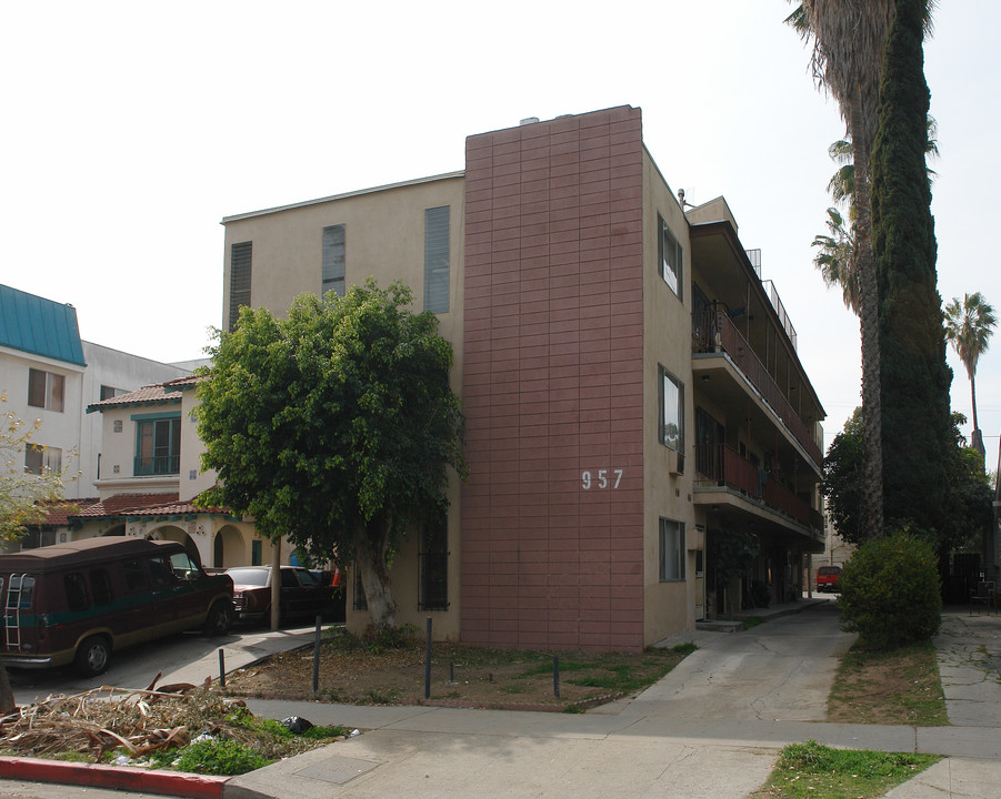 957 Romaine St in Los Angeles, CA - Building Photo