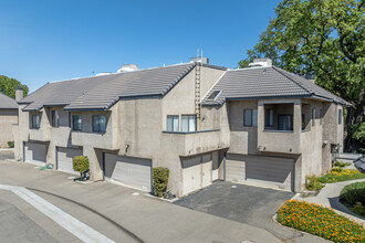 Oakbridge Condos in Hanford, CA - Foto de edificio - Building Photo