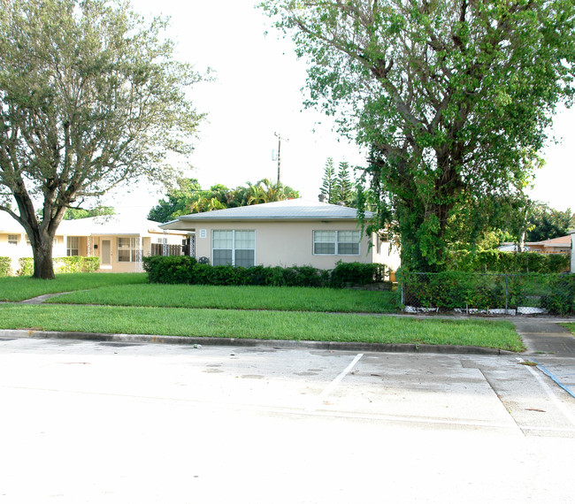 2081-2095 NE 172nd St in Miami, FL - Building Photo - Building Photo