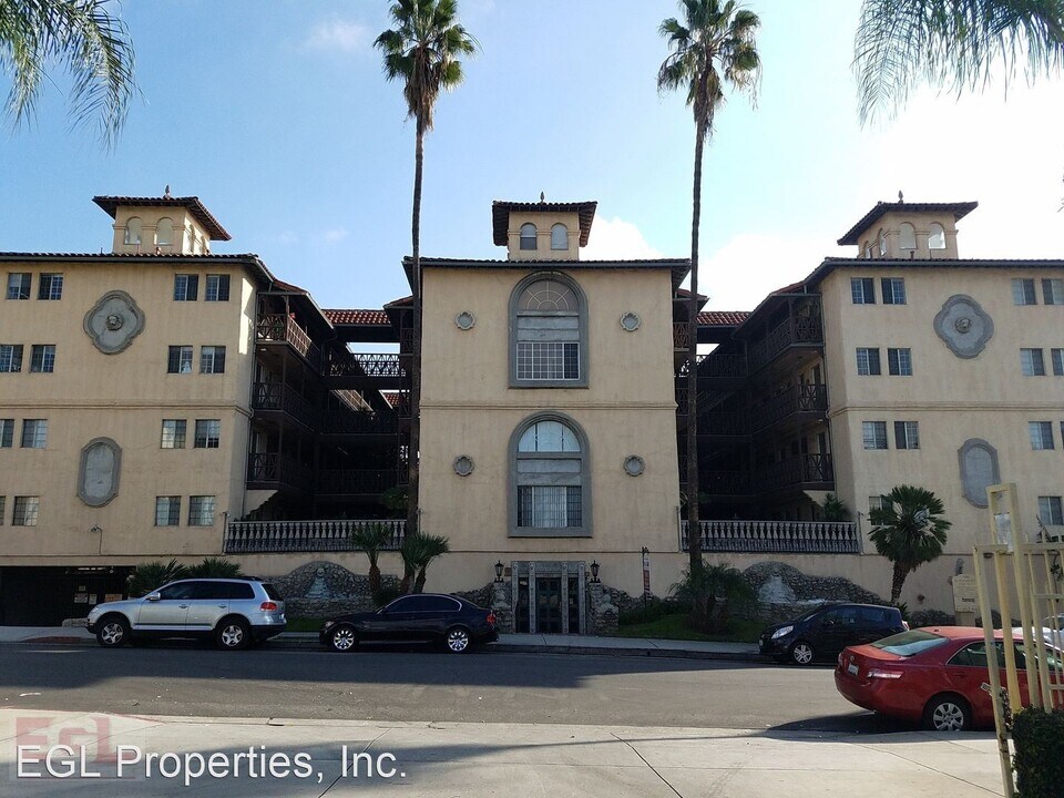1460 N. Mansfield Avenue in Los Angeles, CA - Building Photo