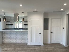 5750 W 85th Pl in Los Angeles, CA - Foto de edificio - Building Photo