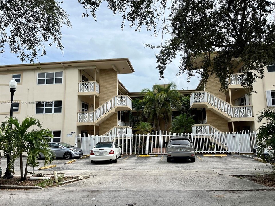 1958 Monroe St in Hollywood, FL - Foto de edificio