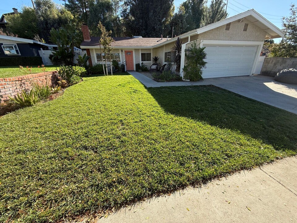 27660 Santa Clarita Rd in Santa Clarita, CA - Building Photo