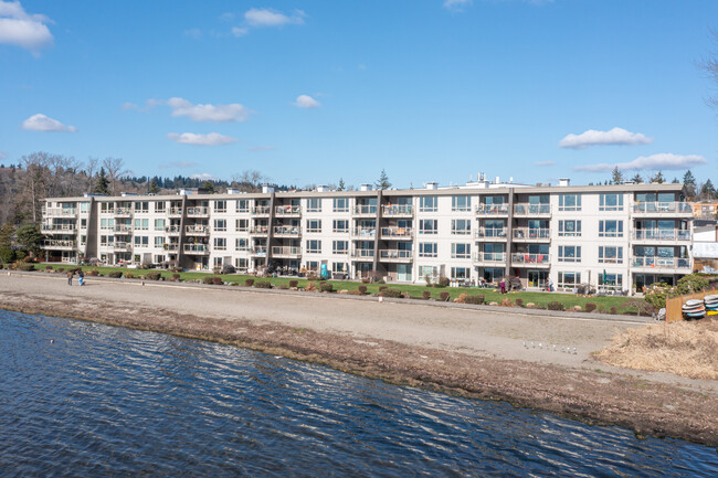 Juanita Shores in Kirkland, WA - Building Photo - Building Photo