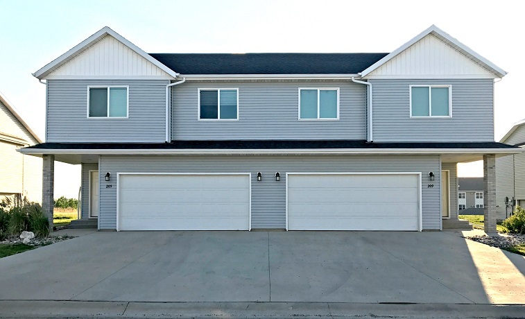 8th St Townhomes in Watford City, ND - Building Photo