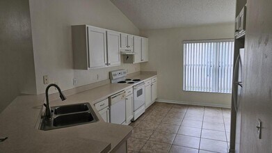 2410 Stratford Pointe Dr in West Melbourne, FL - Building Photo - Building Photo