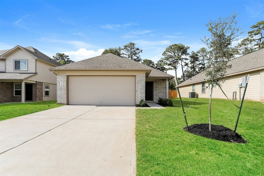 310 Blue Crane St in Huntsville, TX - Building Photo