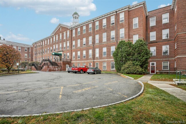 3208 Villa at the Woods in Peekskill, NY - Building Photo - Building Photo