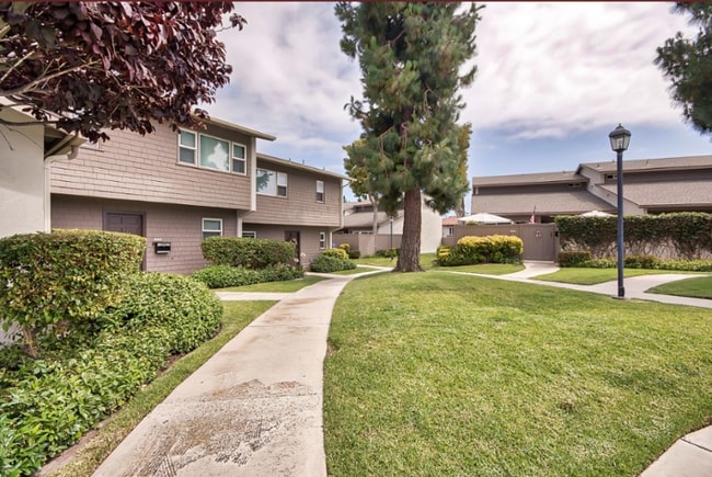 837 Amigos Way in Newport Beach, CA - Foto de edificio - Building Photo