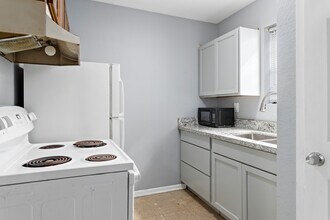 1176 Oregon Ave, Unit 2 in Beaumont, TX - Foto de edificio - Building Photo