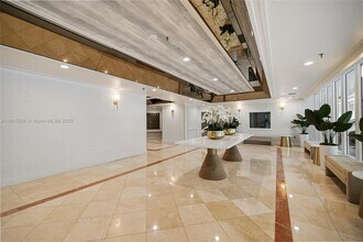 3200 Collins Ave, Unit 12-3 in Miami Beach, FL - Building Photo - Building Photo
