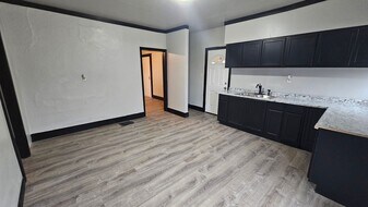 118-118.5-1185 Wood St in Ontario, OH - Building Photo