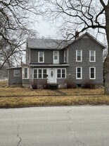 302 E Washington St in Momence, IL - Building Photo