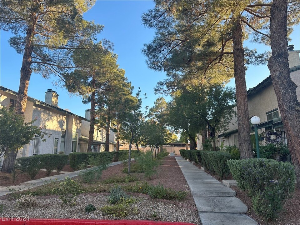 2441 Old Forge Ln in Las Vegas, NV - Building Photo