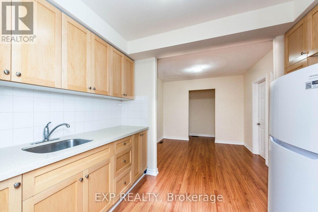 86-86 Caledonia Rd in Toronto, ON - Building Photo