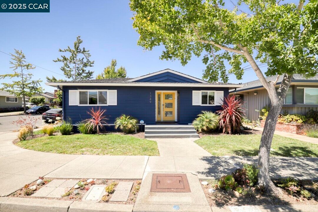 1349 Eastshore Dr in Alameda, CA - Building Photo