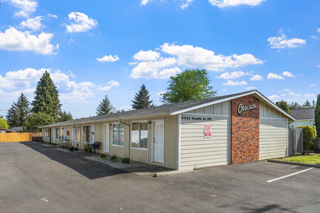 Cascade Apartments in Lakewood, WA - Building Photo