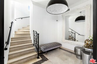2063 Wattles Dr in Los Angeles, CA - Building Photo - Building Photo