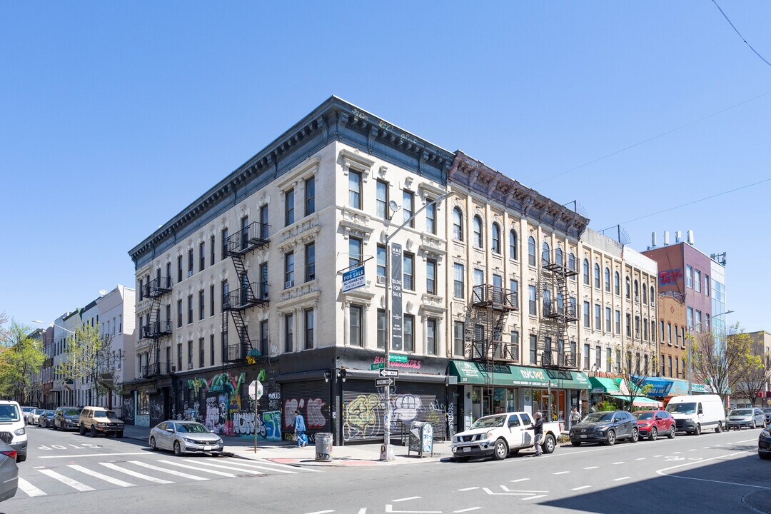 313 Knickerbocker Ave in Brooklyn, NY - Building Photo