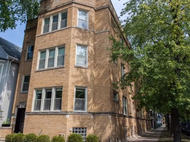 property at 1516 W Waveland Ave
