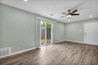 2808 Skyway Cir, Unit 102 in Austin, TX - Building Photo - Building Photo