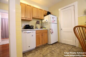 15 Melton Rd, Unit 2 in Boston, MA - Foto de edificio - Building Photo