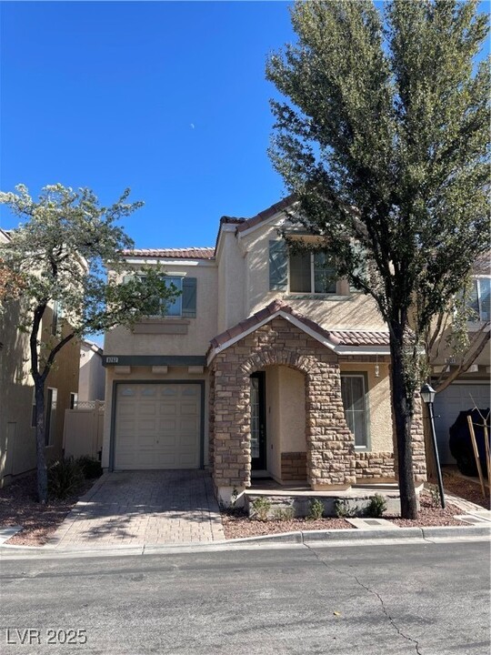 8262 Shaded Arbors St in Las Vegas, NV - Building Photo