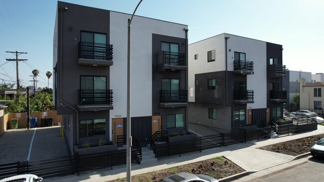 4960 Clinton St, Unit 4958 in Los Angeles, CA - Foto de edificio - Building Photo