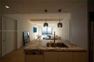 1425 Brickell Ave in Miami, FL - Building Photo - Building Photo