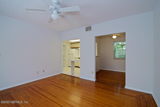 120 4th St N in Jacksonville Beach, FL - Foto de edificio - Building Photo