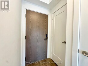 30 Inn On The Pk Dr in Toronto, ON - Building Photo - Building Photo