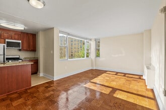 Park East Apartments - Now Offering Furnished Units! in Washington, DC - Foto de edificio - Interior Photo