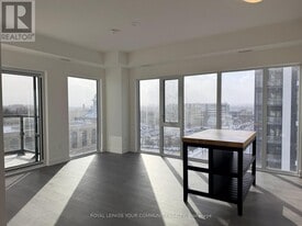 715 Davis Dr in Newmarket, ON - Building Photo