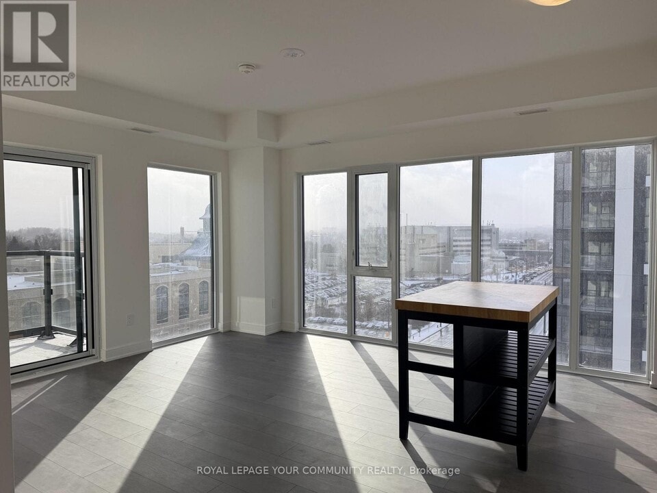 715 Davis Dr in Newmarket, ON - Building Photo