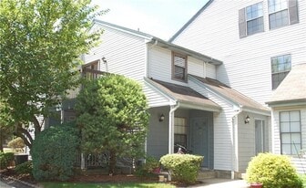 1102 Woodbridge Commons Way in Woodbridge Township, NJ - Building Photo