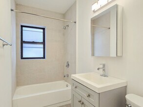 561 W Cornelia Ave, Unit 110 in Chicago, IL - Foto de edificio - Building Photo