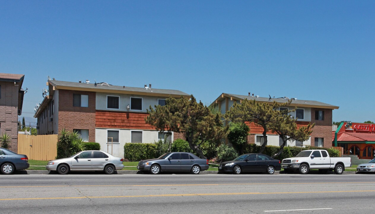 8734 Woodman Ave in Arleta, CA - Foto de edificio