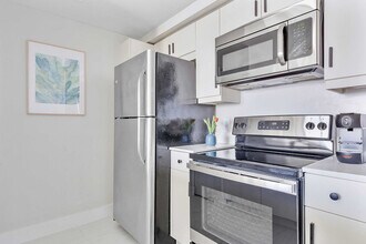 2889 McFarlane Rd in Miami, FL - Building Photo - Building Photo