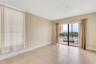 9682 Fontainebleau Blvd in Miami, FL - Building Photo - Building Photo