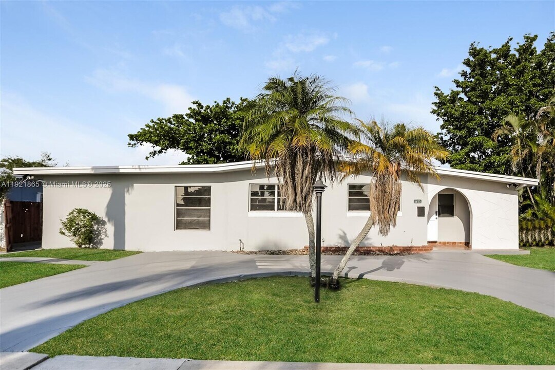 5835 SW 117th Ave in Miami, FL - Building Photo