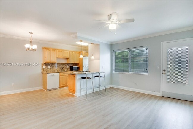 65 Washington Ave in Miami Beach, FL - Foto de edificio - Building Photo