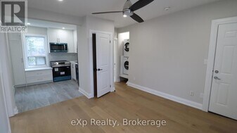 2002 Queen St E in Toronto, ON - Building Photo