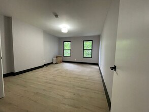 17 Belmont Ave, Unit 1 in Jersey City, NJ - Foto de edificio - Building Photo