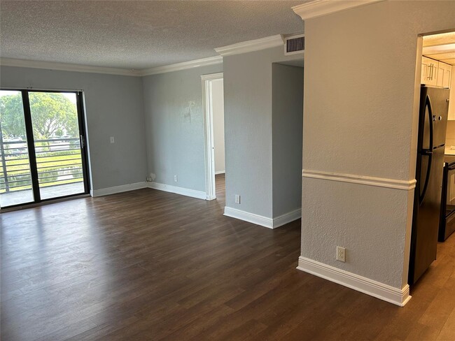 3700 N Pine Island Rd, Unit 310 in Sunrise, FL - Building Photo - Building Photo
