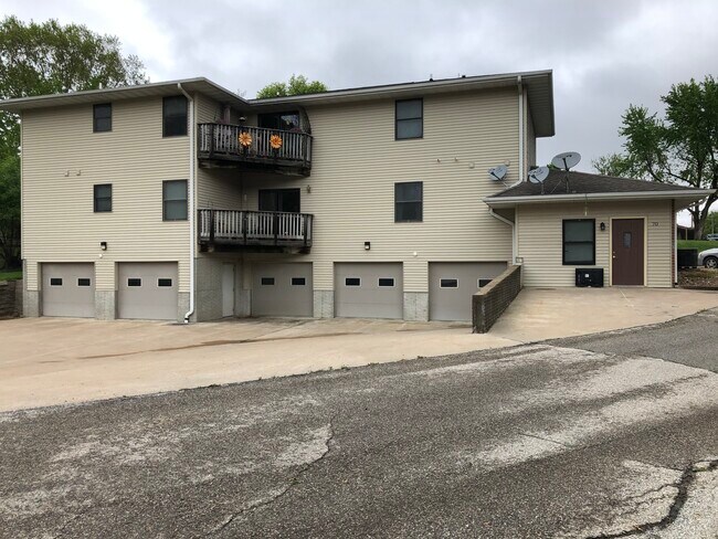 211 W Mill St, Unit 79 in Pleasantville, IA - Foto de edificio - Building Photo