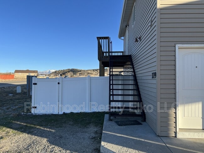 279 Country Club Pkwy in Spring Creek, NV - Foto de edificio - Building Photo